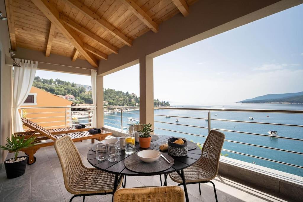 Seafront 2-Bedroom Apartment Nika - Rabac Esterno foto
