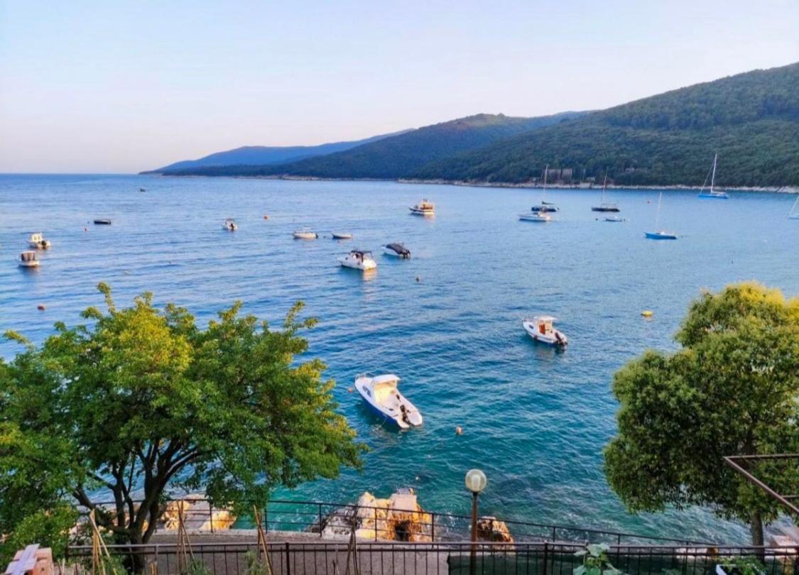 Seafront 2-Bedroom Apartment Nika - Rabac Esterno foto