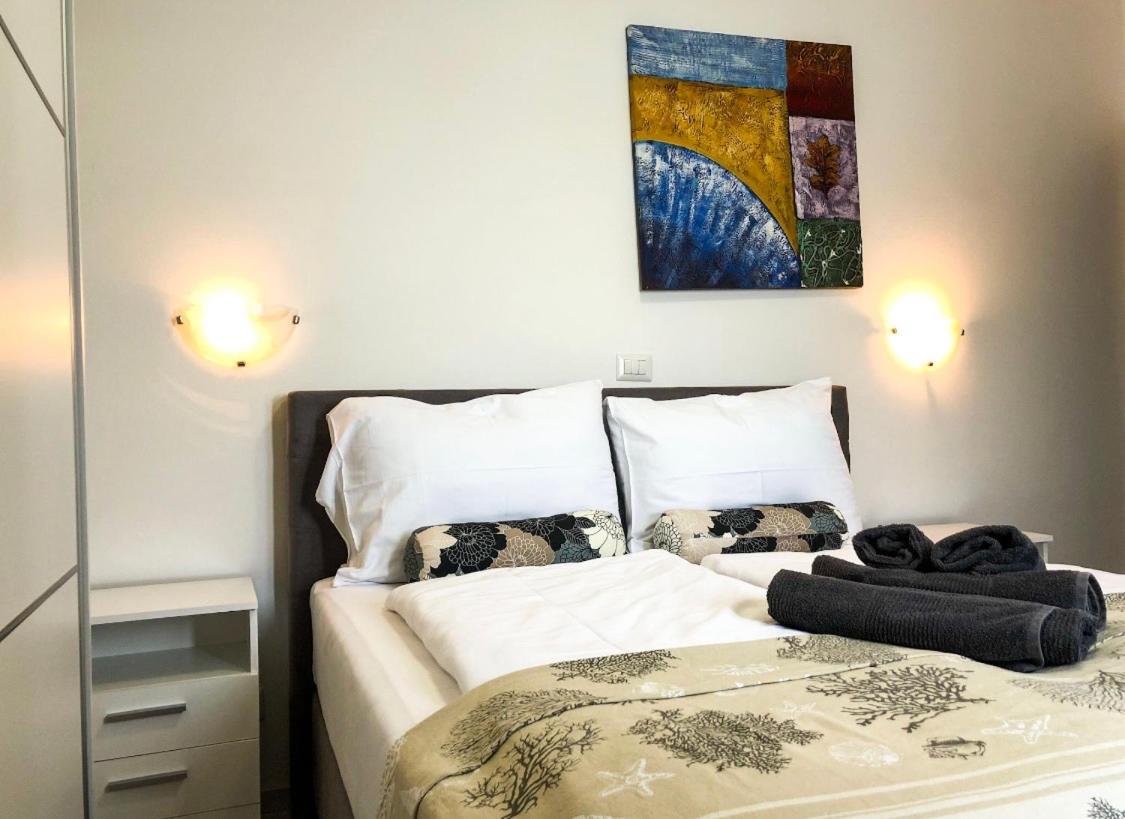 Seafront 2-Bedroom Apartment Nika - Rabac Esterno foto