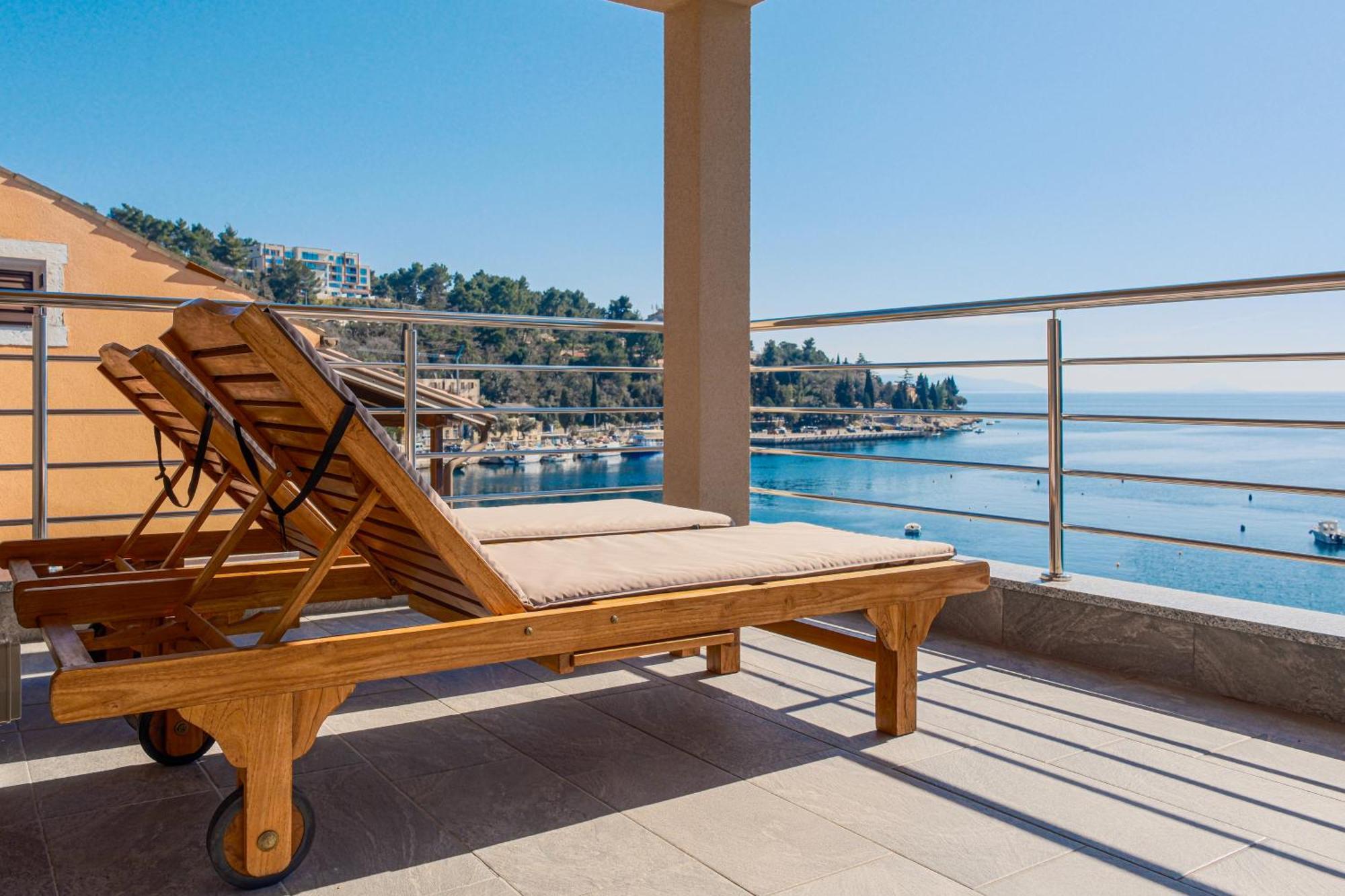 Seafront 2-Bedroom Apartment Nika - Rabac Esterno foto